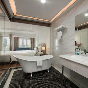 Suite Balcony City View